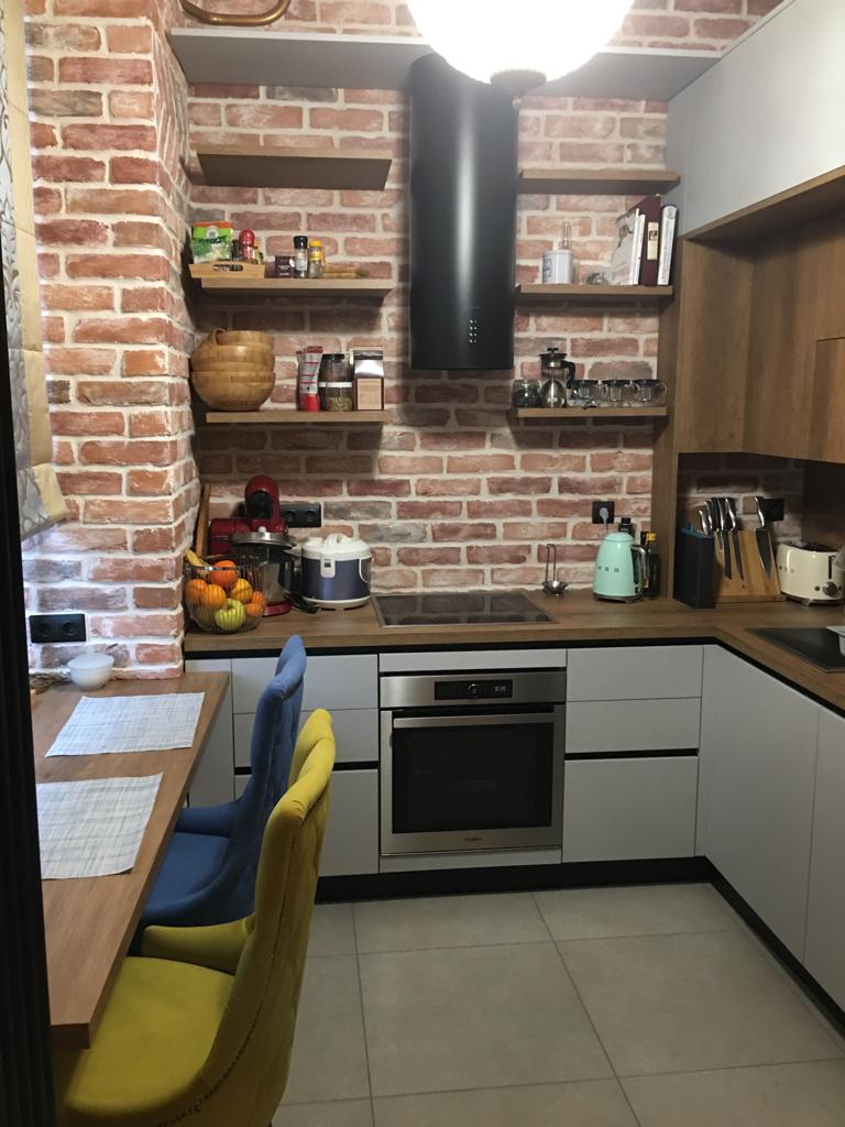 Компактная современная кухня — реализованный проект STOSASTUDIO в Москве