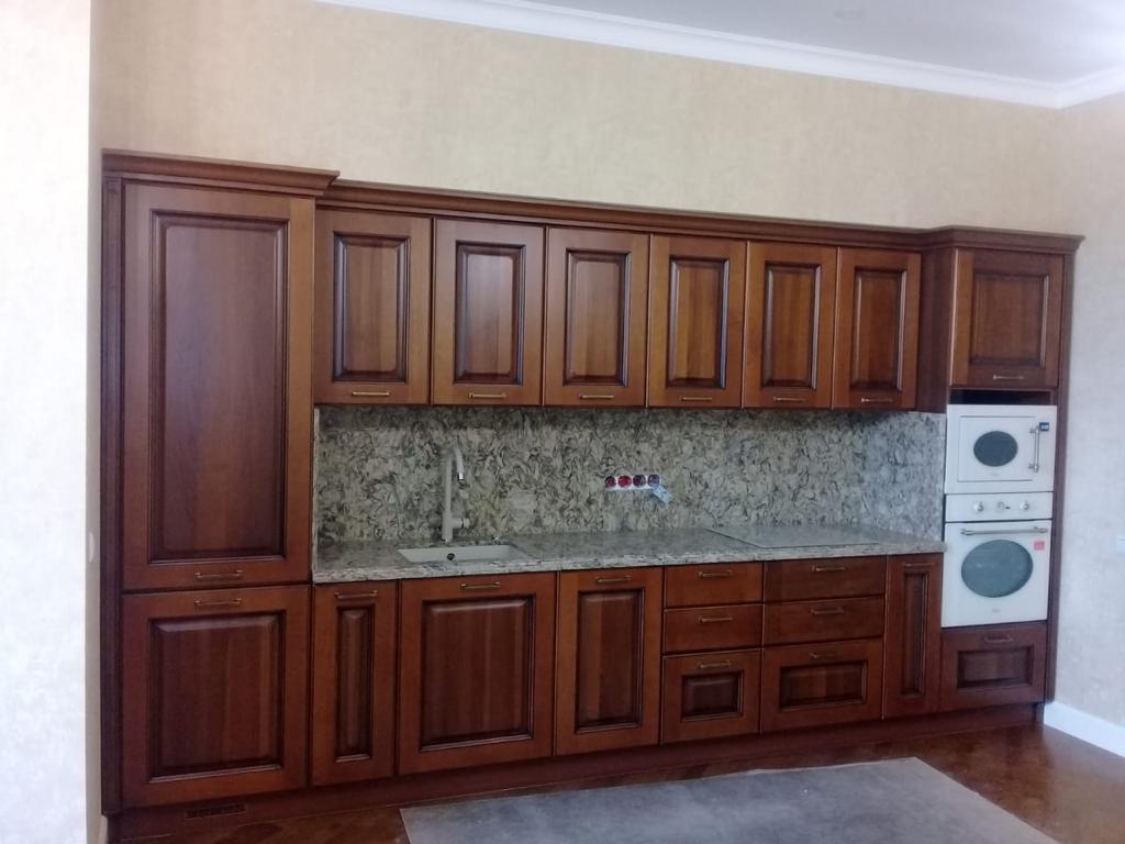 Кухня с выразительной рабочей зоной — реализованный проект STOSASTUDIO в Москве